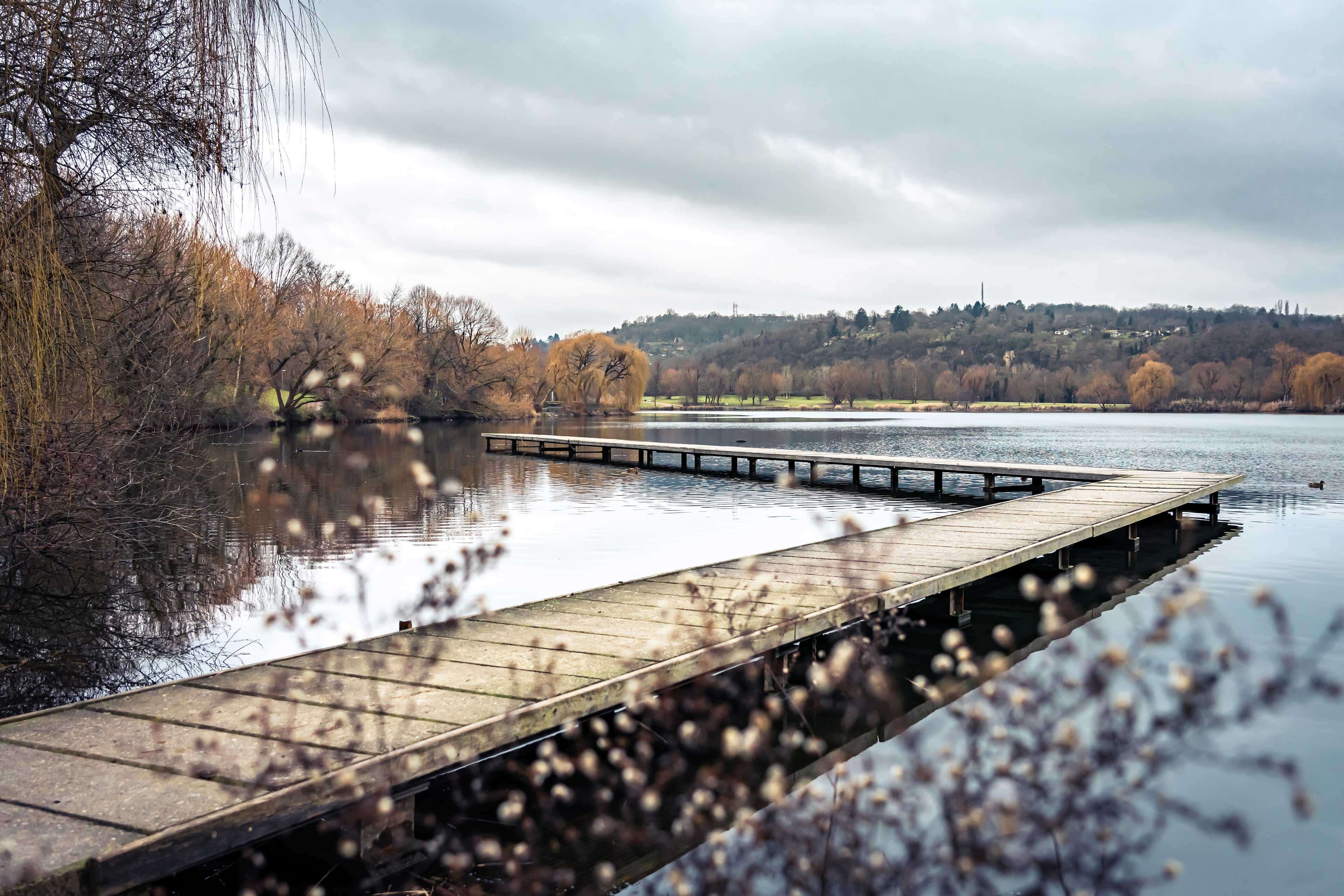 Holzsteg am Max-Eyth-See in Stuttgart-Hofen an einem ruhigen Wintertag