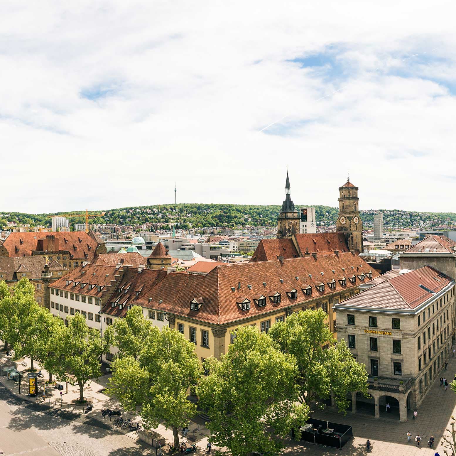 Blick über die Stuttgarter Innenstadt mit der Stiftskirche und dem Fernsehturm